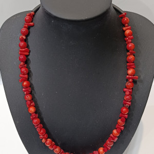 Unikatna ručno rađena ogrlica od prirodnog koralja, dužine 55 cm – simbol zaštite, vitalnosti i ljubavi. Elegantan nakit s pričom i energijom.