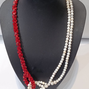 Luksuzna ogrlica od koralja, bisera i opala, dužine 62 cm. Elegantna, lagana i zanosna – savršen spoj prirodnih kristala, simbolike i sofisticiranog dizajna.