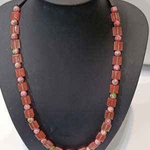 Ogrlica od rozen kvarca i jaspisa, dužine 60 cm. Elegantna, lagana i ručno rađena – simbol ljubavi, stabilnosti i prirodne harmonije.