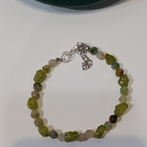Ručno rađena narukvica od peridota, ahata i zelenog turmalina – kristali rasta, zaštite i srčane ravnoteže. Unikatni nakit MelAureus by Melanija Maružin.