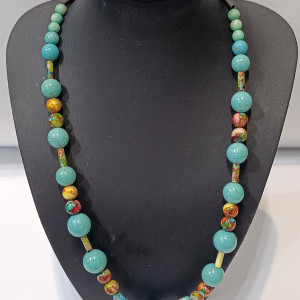 Ogrlica od tirkiza, ocean jaspisa i howlita – ručno rađeni nakit s značenjem. Kristali mira, zaštite i emocionalne ravnoteže. MelAureus by Melanija Maružin.