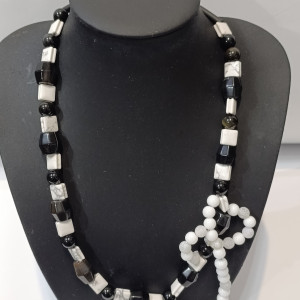 crno bijela ogrlica od ahaht , zlatnog opsidijana i howlita