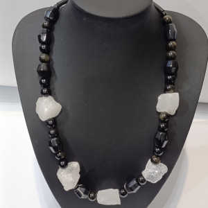 Elegantna ogrlica od ahata, gorskog kristala i zlatnog opsidijana. Donosi stabilnost, mentalnu jasnoću, zaštitu i jačanje samopouzdanja. Idealan energetski nakit za svakodnevno nošenje.