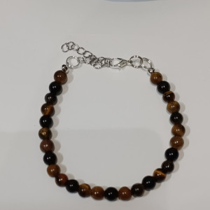 Narukvica od tigrovog oka i crnog turmalina pruža snažnu zaštitu, uzemljenje i jačanje samopouzdanja. Idealna za svakodnevno nošenje i energetsku ravnotežu.