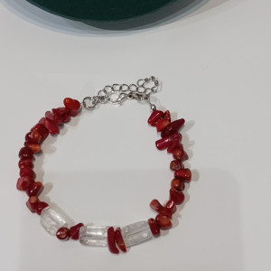 Narukvica od gorskog kristala i koralja donosi jasnoću, pozitivnu energiju i životnu vitalnost. Elegantni kristalni nakit inspiriran prirodom.