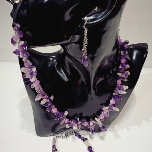 Unikatni ručno rađeni set nakita od ametista i gorskog kristala – narukvica, ogrlica i naušnice. Kristali poznati po energiji mira, jasnoće i ravnoteže.