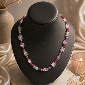 Ručno rađena ogrlica od gorskog kristala i ahata. Simbol jasnoće, stabilnosti i unutarnjeg mira. Idealan poklon s značenjem.